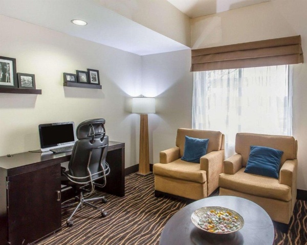 Rodeway Inn image 19