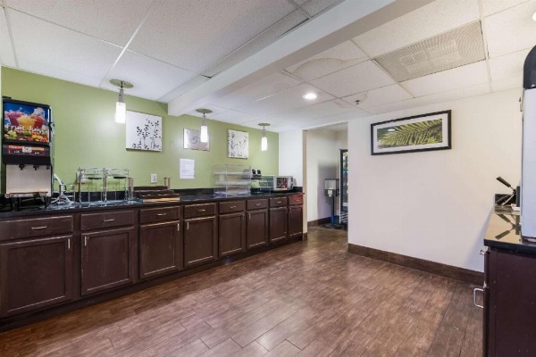 Rodeway Inn image 20