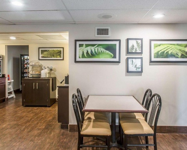 Rodeway Inn image 25